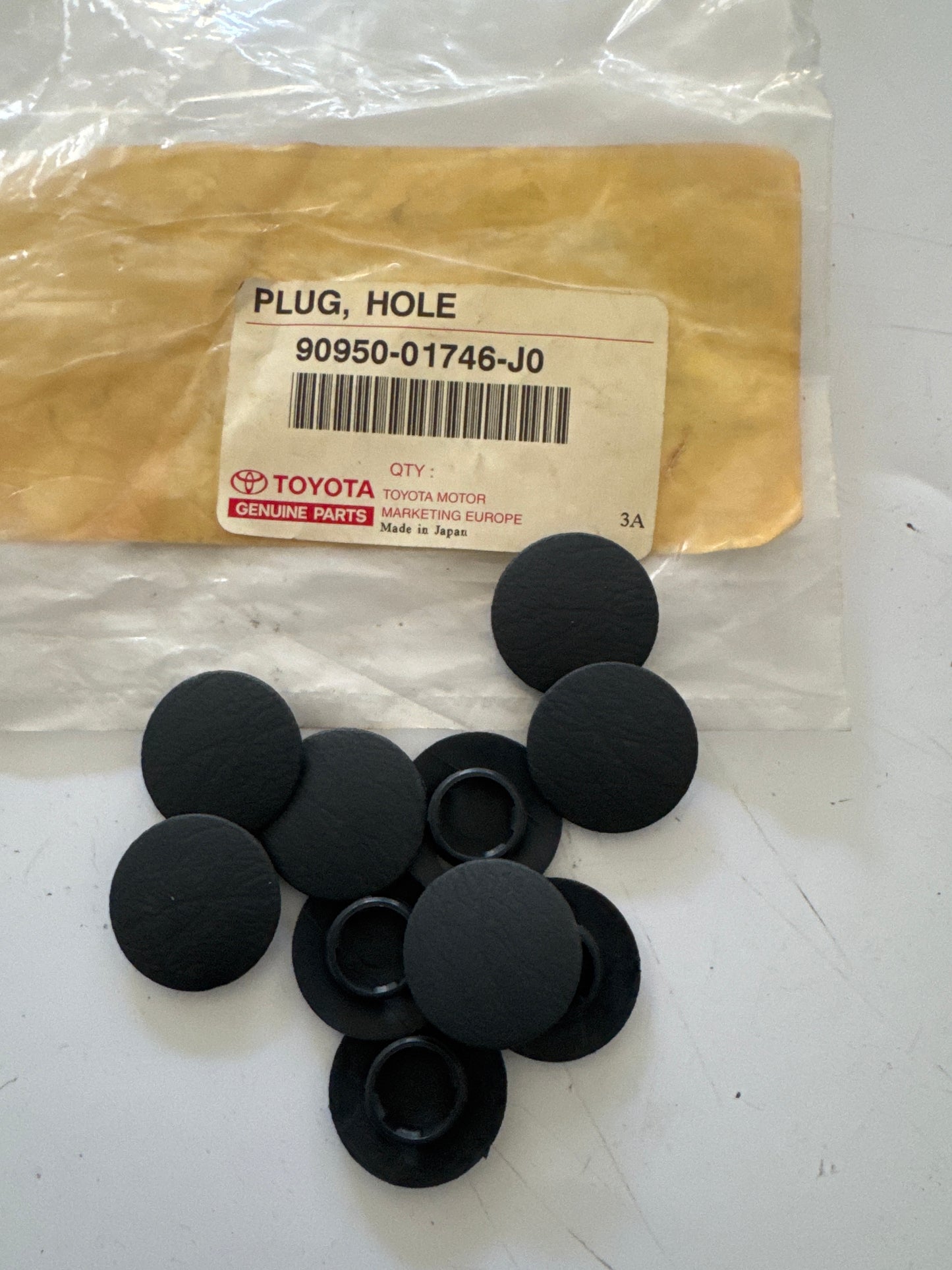 90950-01746-J0, TAPON ORIFICIO (TABLERO GUARNICION PUERTA FR.), Toyota - Lexus