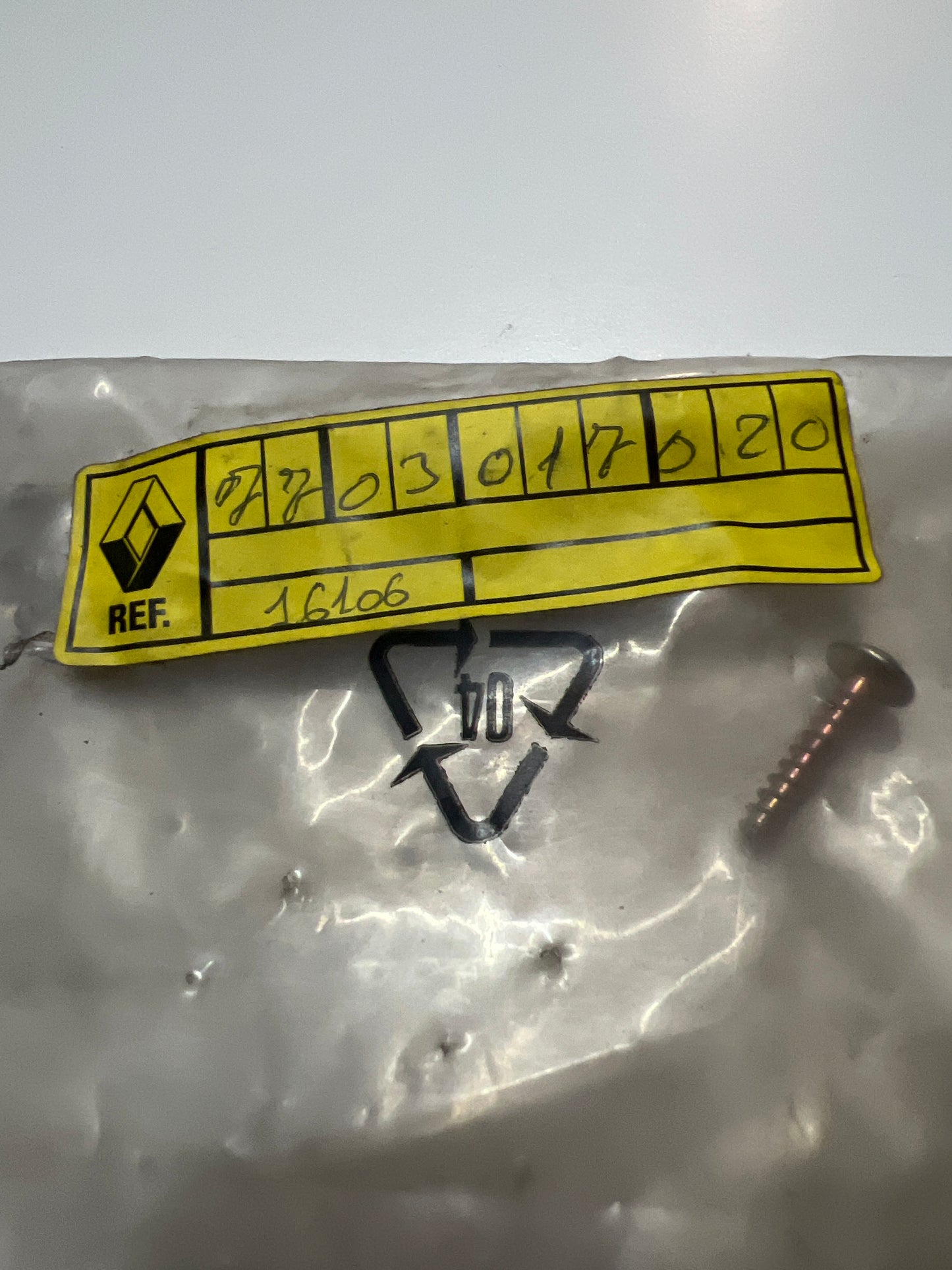 7703017020 - TORNILLO 4X20 - Renault