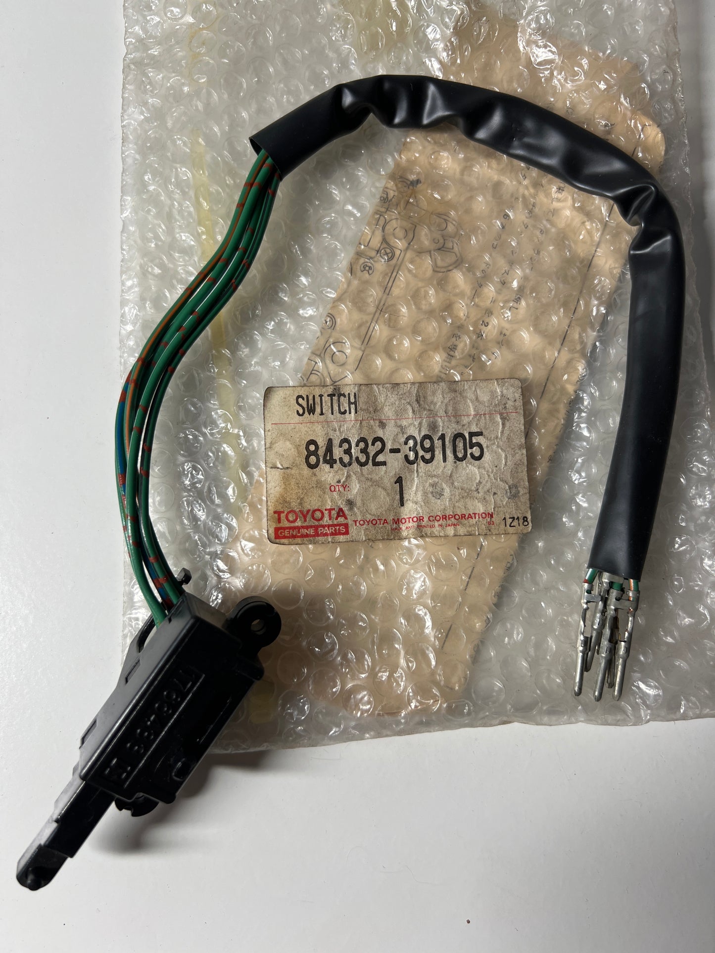 84332-39105, INTERRUPTOR, Toyota - Lexus