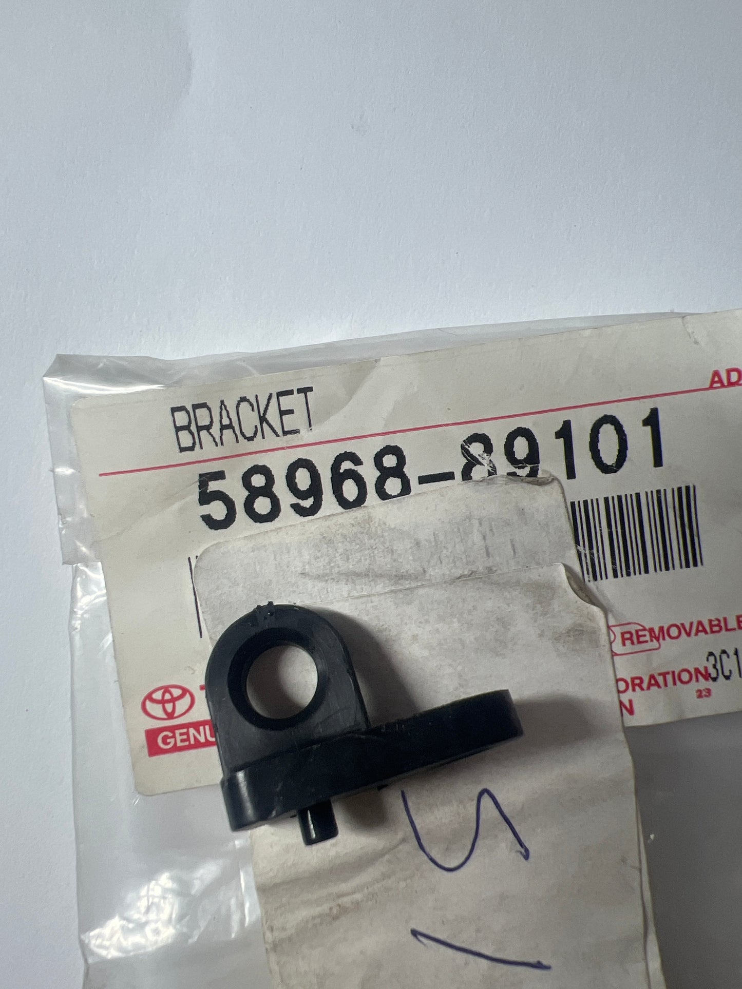 58968-89101 CONSOLE BOX & BRACKET, toyota