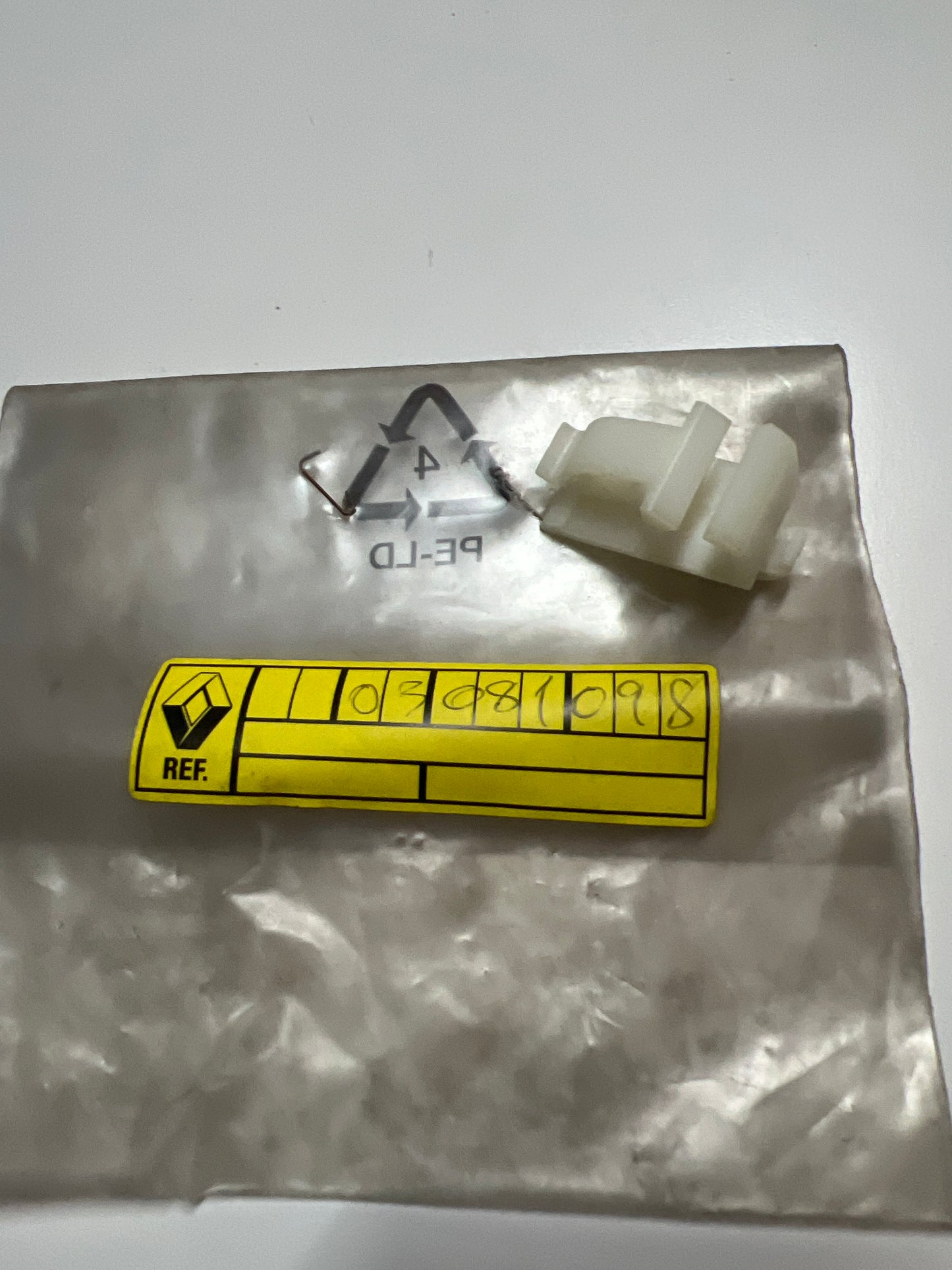 7703081098 RETAINING CLIP RENAULT
