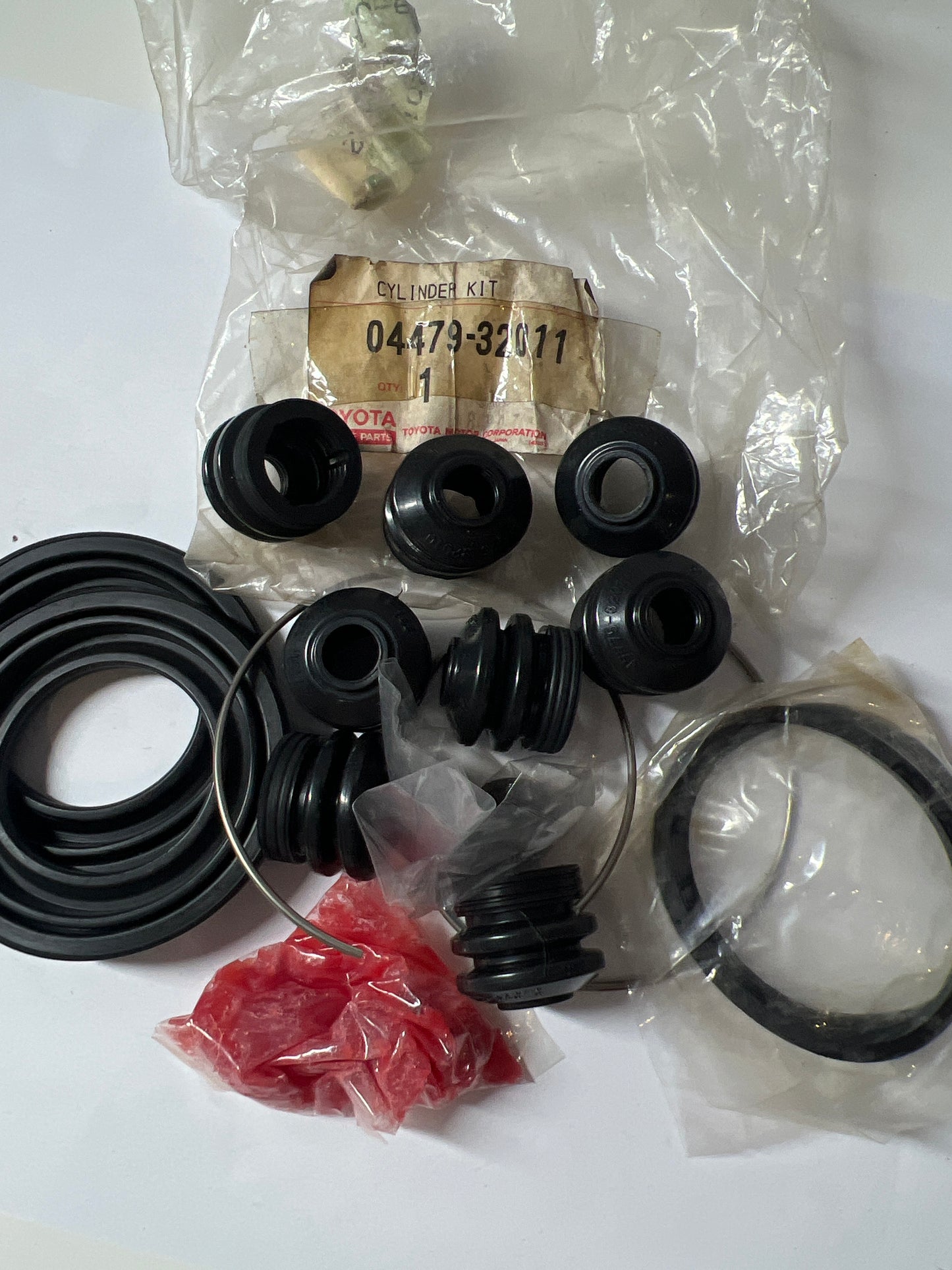 04479-32011 FRONT DISC BRAKE CALIPER & DUST COVER, toyota