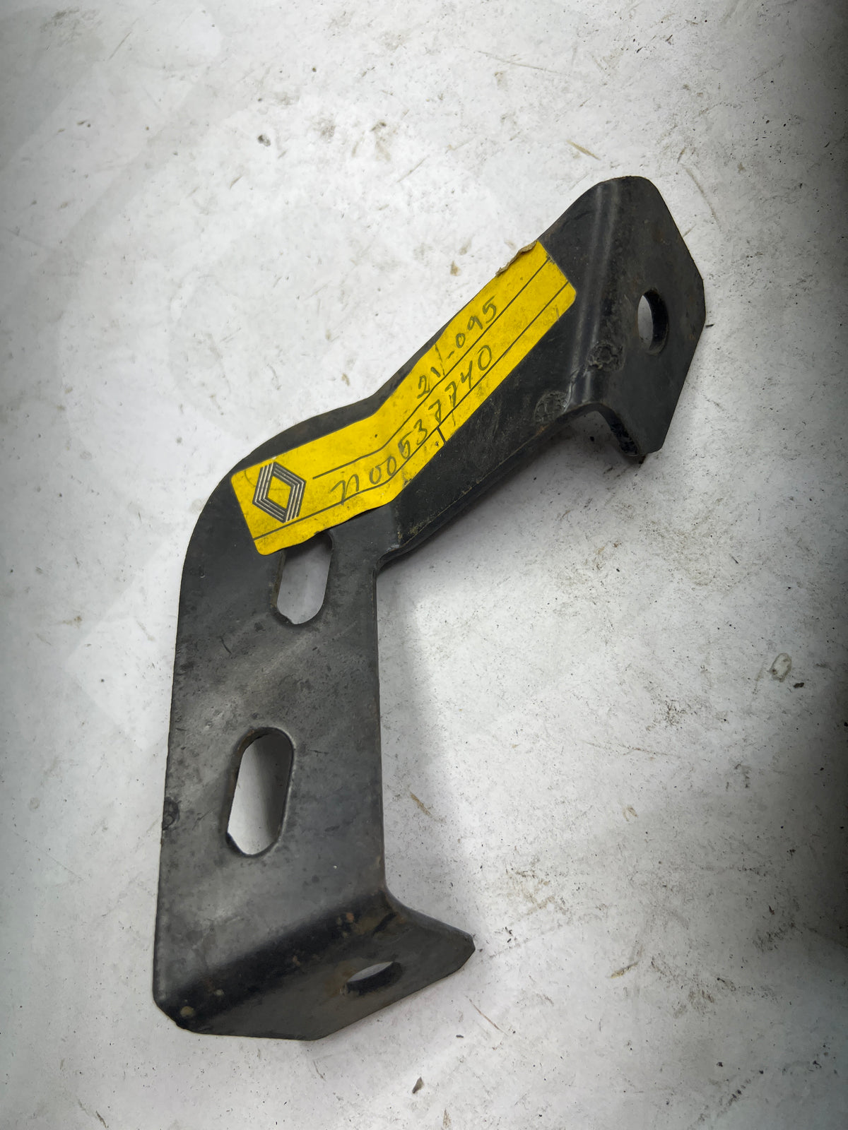 Soporte metálico Renault 7700537740