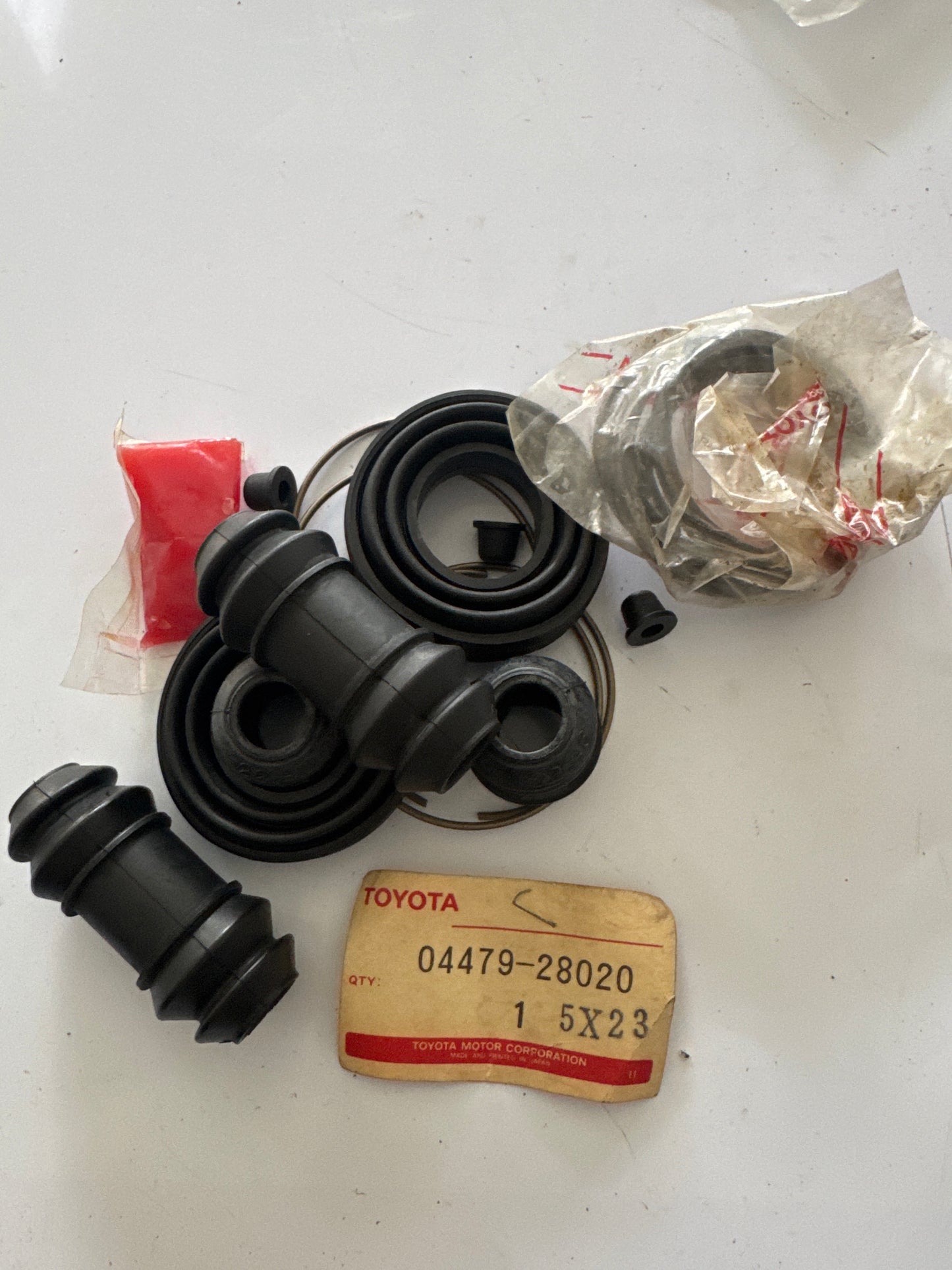 04479-28020, 04479-28020 FRONT DISC BRAKE CALIPER & DUST COVER, toyota, Toyota - Lexus