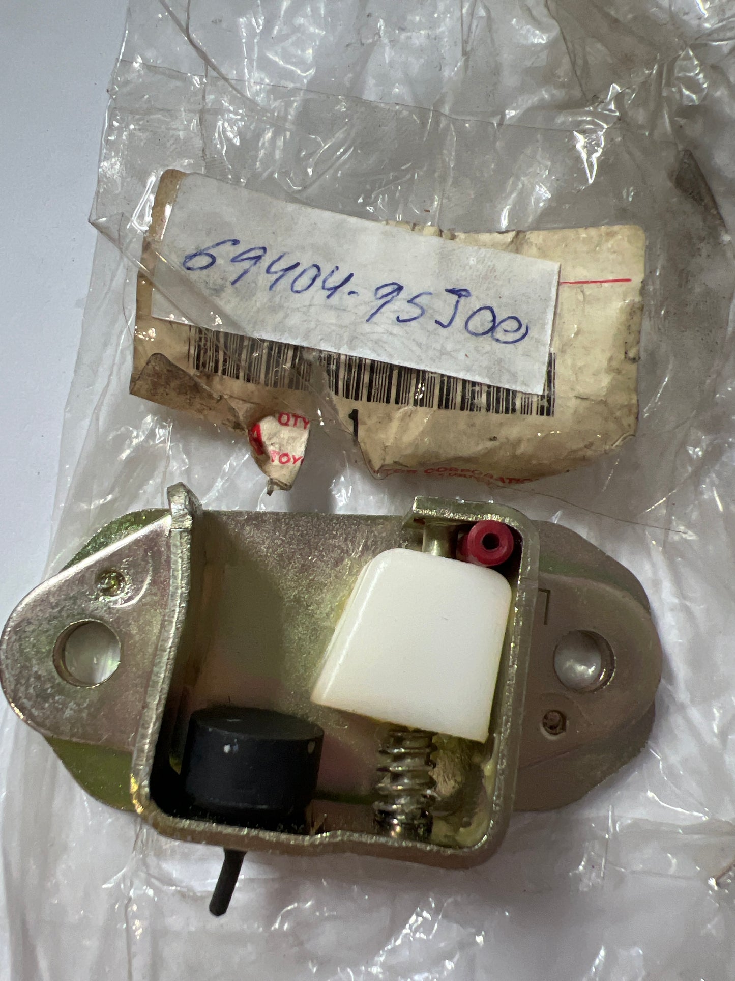 69404-95J00 BACK DOOR LOCK & HINGE, toyota