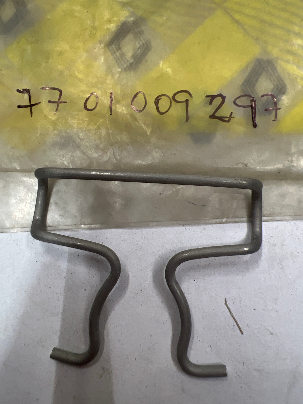 Resorte de fijación Renault 7701009297