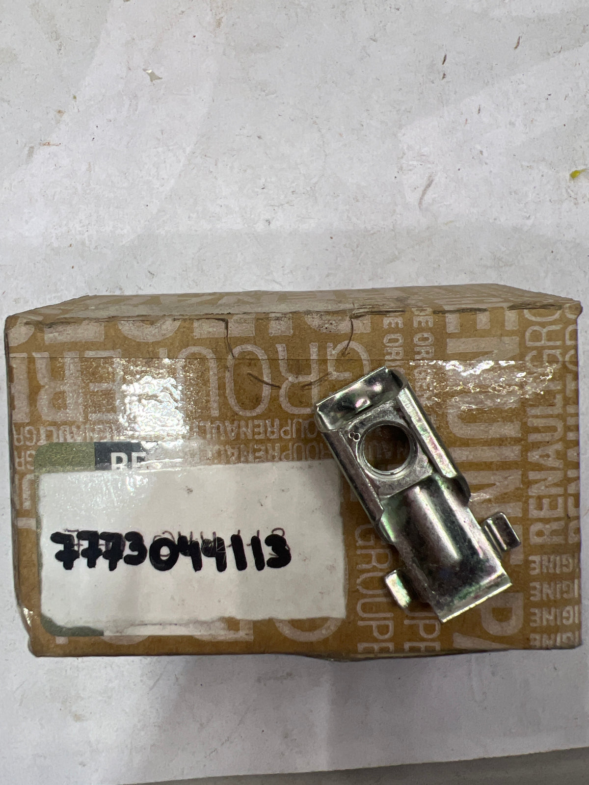 Tuerca de fijación Renault 7773044113