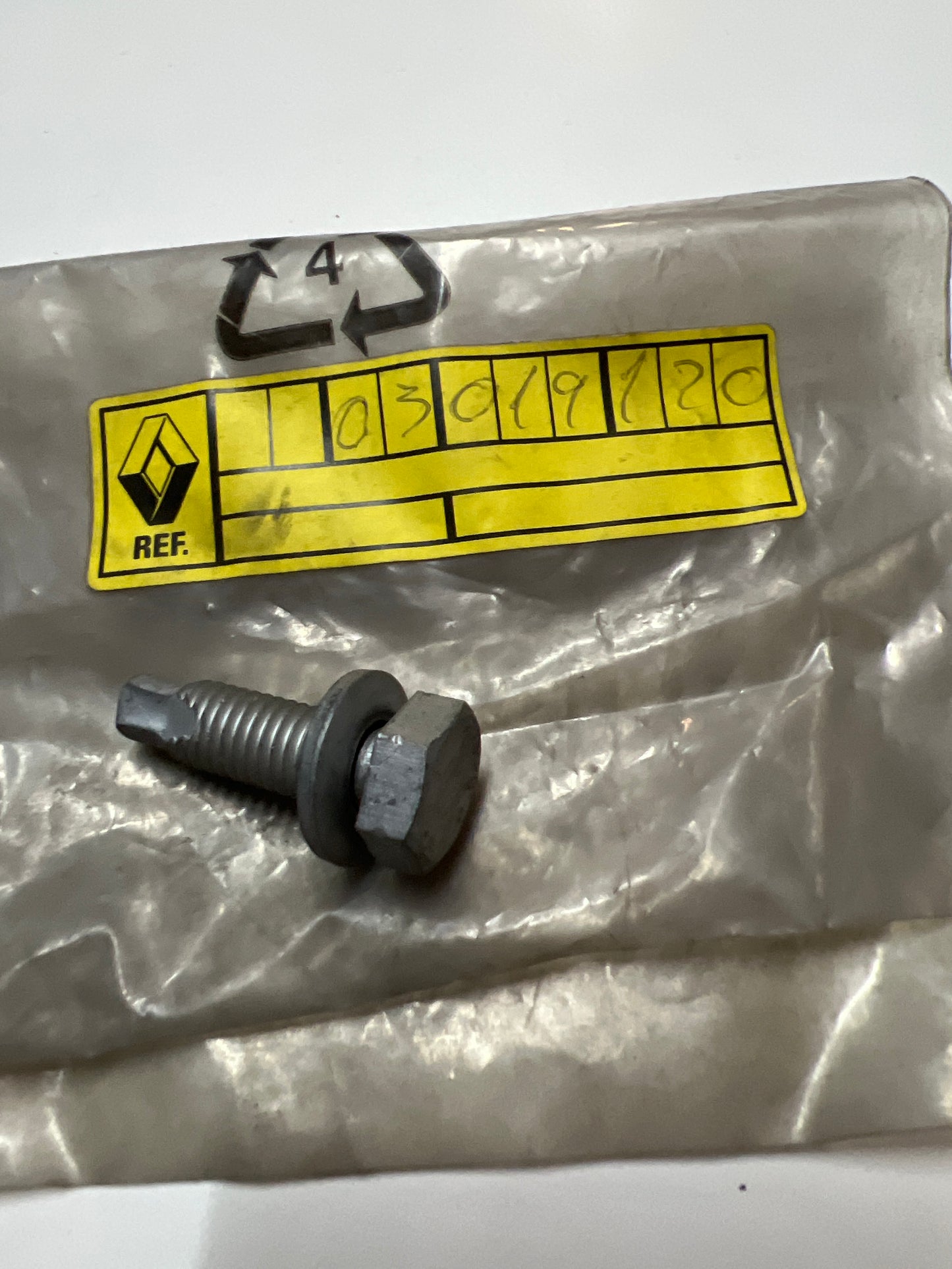 7703019120 - TORNILLO - Renault
