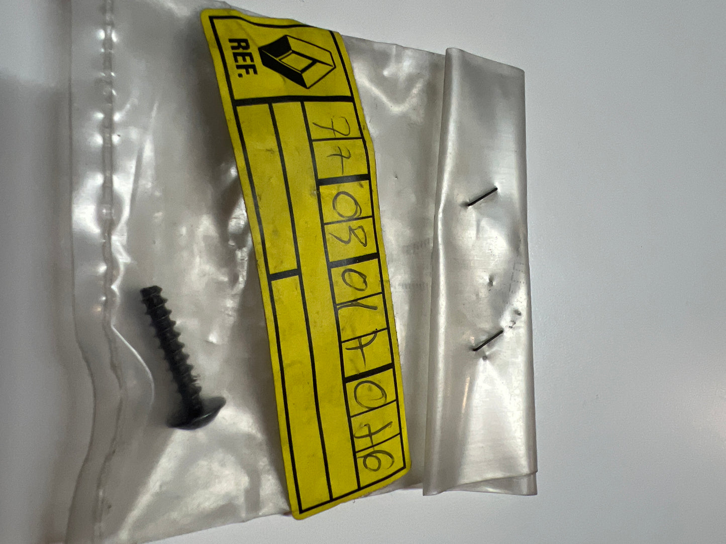 7703017076 - TORNILLO 4X20 - Renault