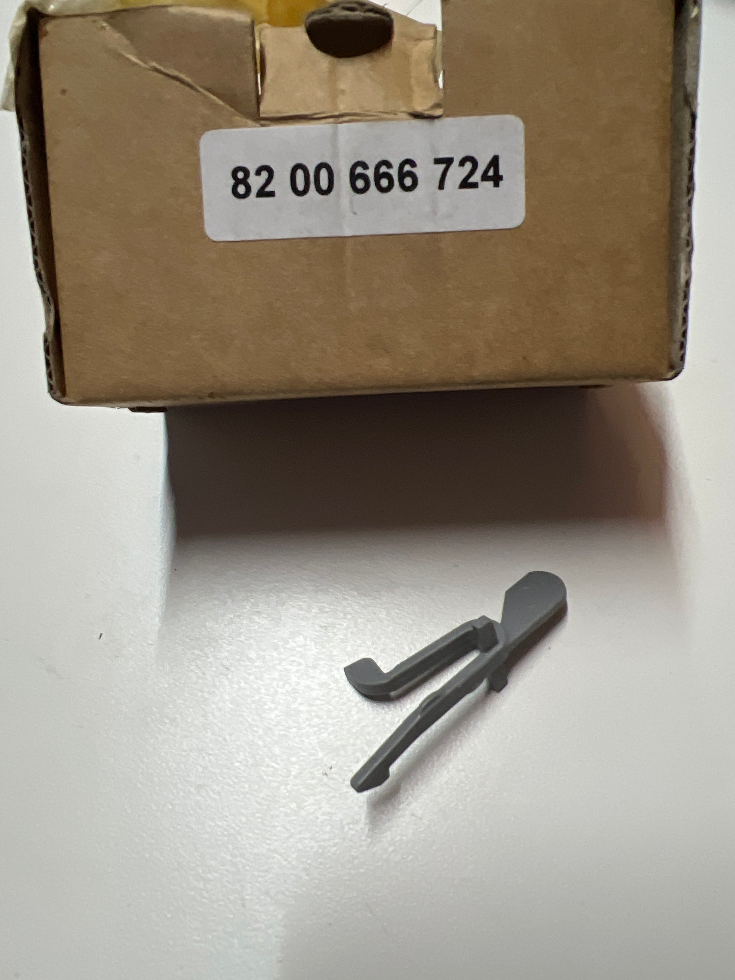 8200666724 Clip, tapacubos RENAULT