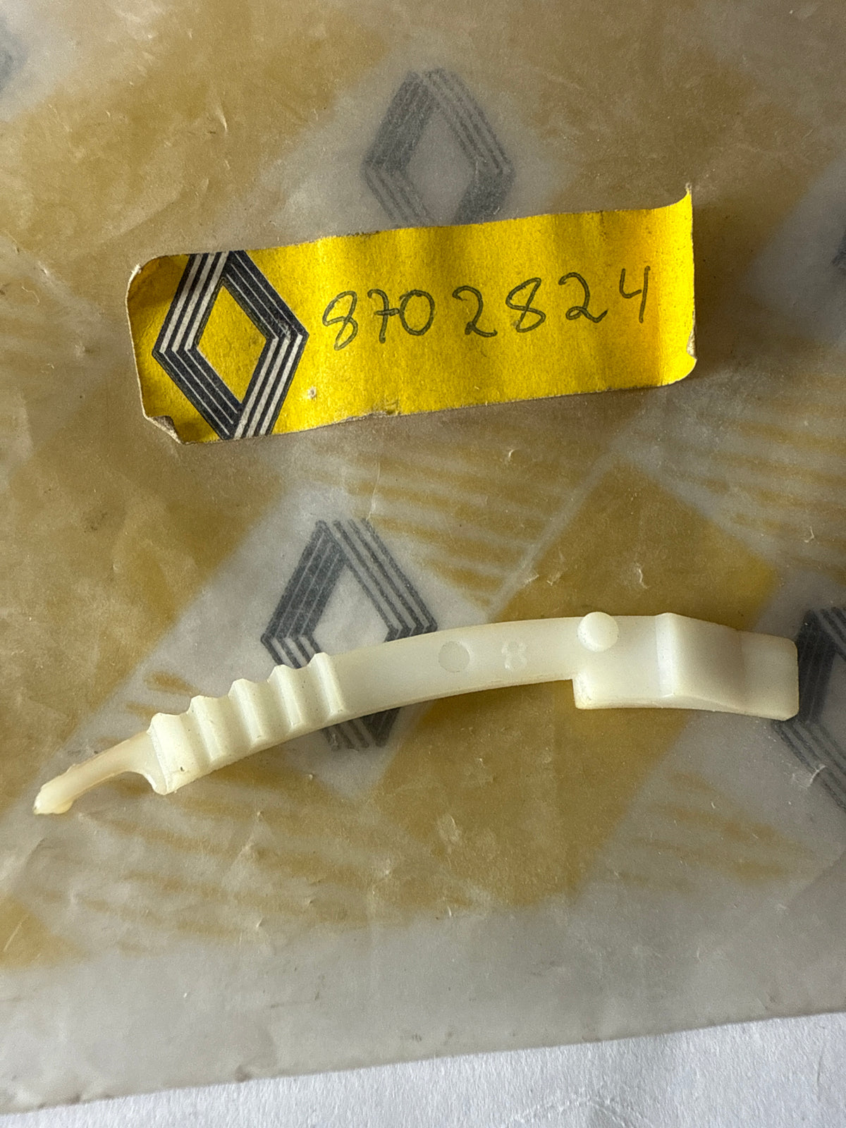 Grapa de plástico Renault 8702824