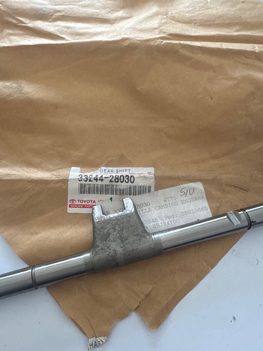 33244-28030 GEAR SHIFT FORK & LEVER SHAFT (MTM), toyota