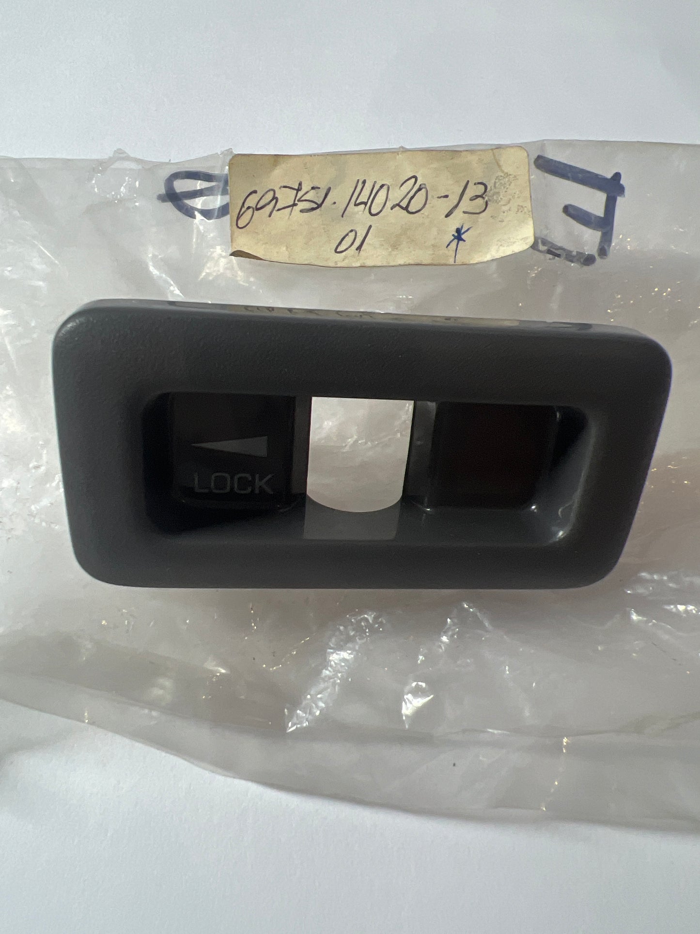 69751-14020-13, Boton, Toyota - Lexus