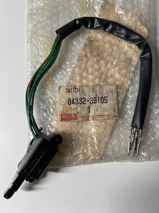 84332-39105, INTERRUPTOR, Toyota - Lexus