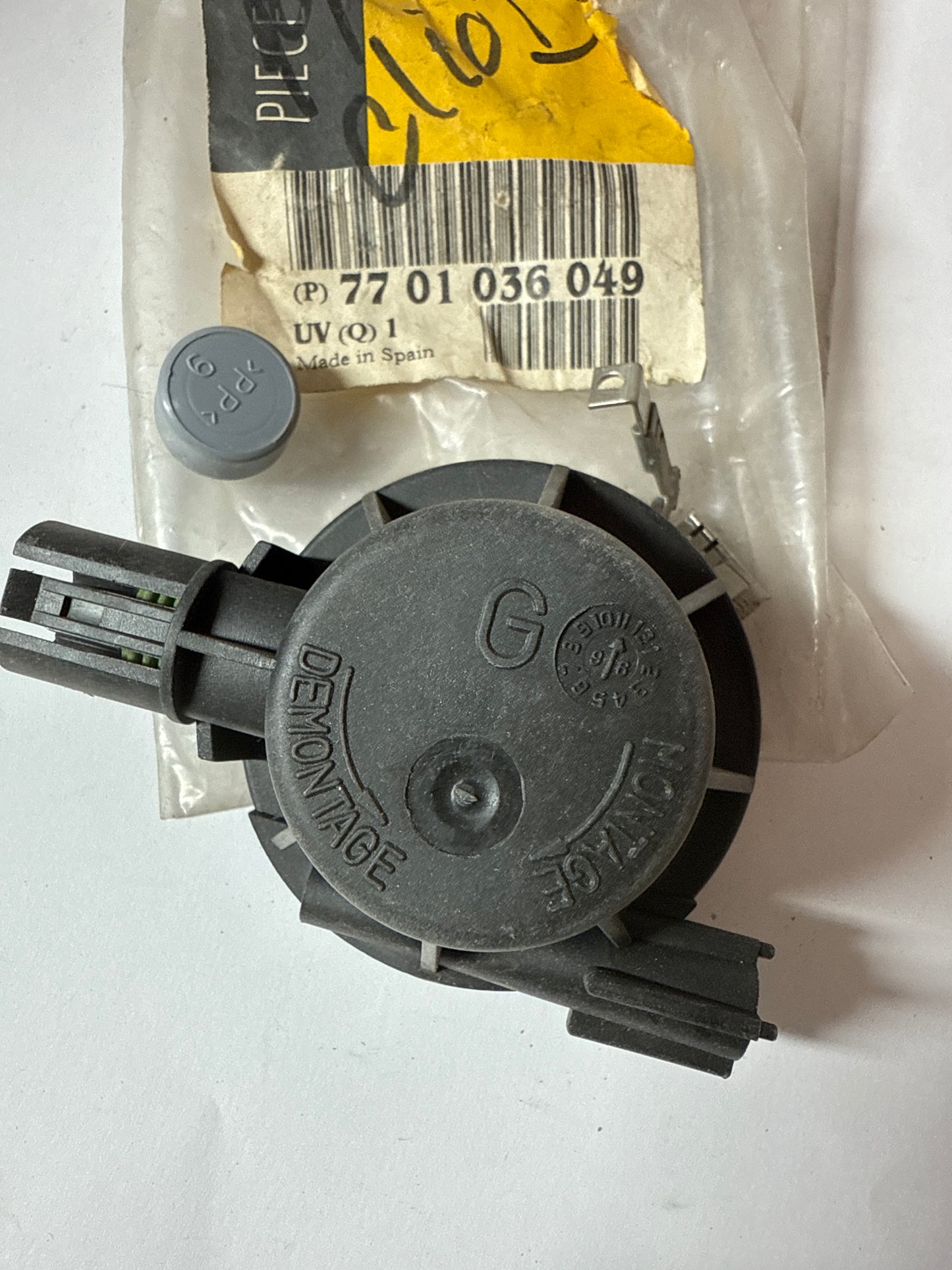 7701036049, TAPA ANTINIEBLA, Renault