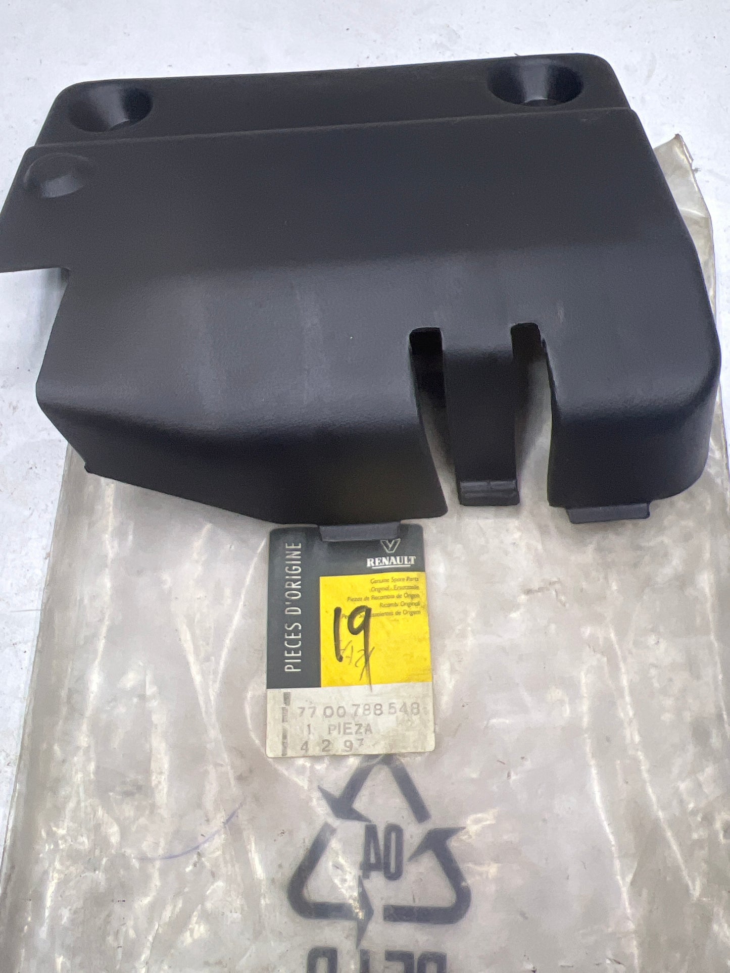 7700788548 BASE LAMP RHR R19 RENAULT