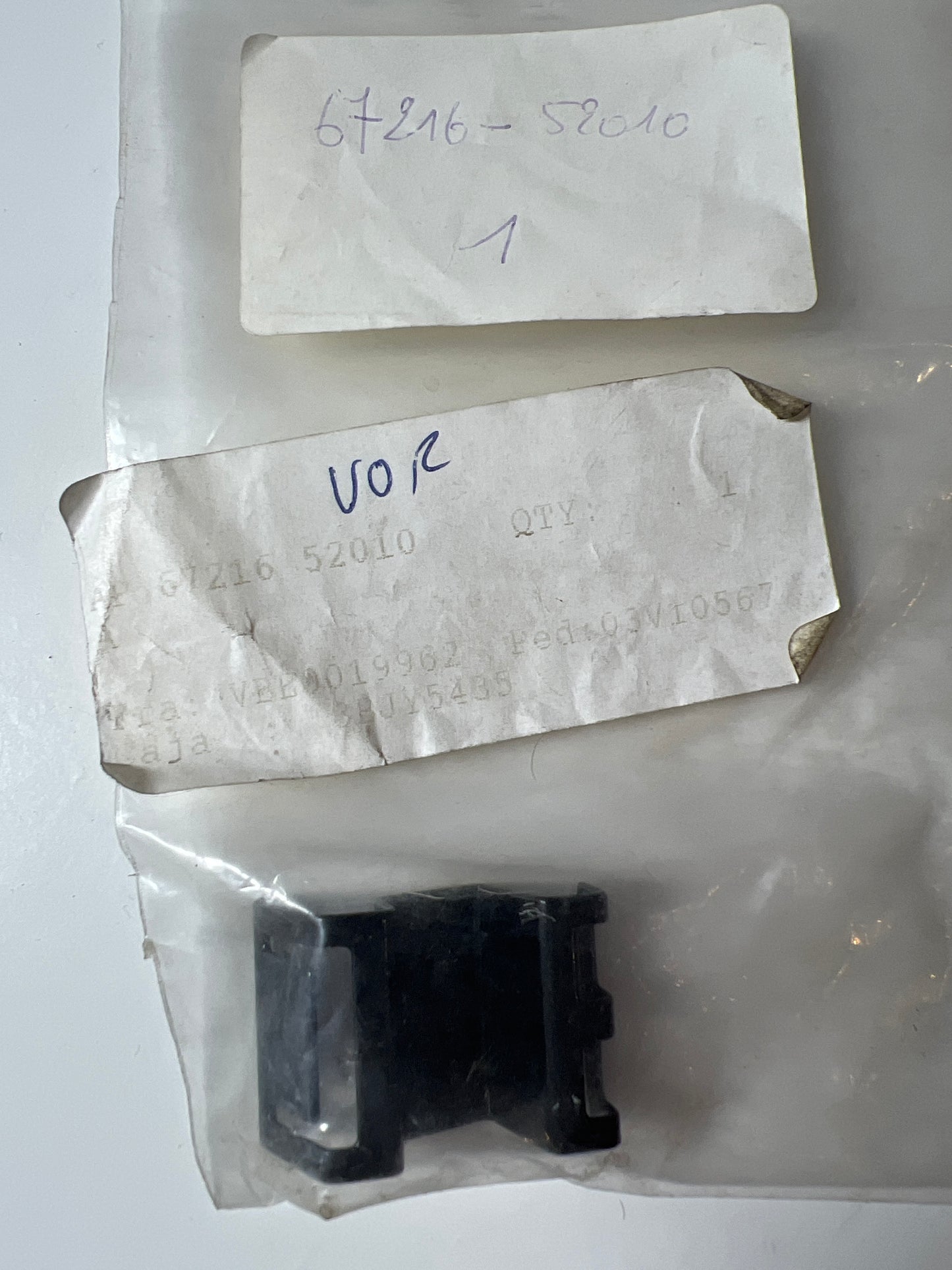 67216-52010, TAPÓN, VIDRIO DE PUERTA DELANTERA, SUPERIOR NO.2, Toyota - Lexus