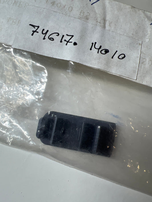 74617-14010, TAPON DE AGARRE AUXILIAR TRASERO, Toyota - Lexus