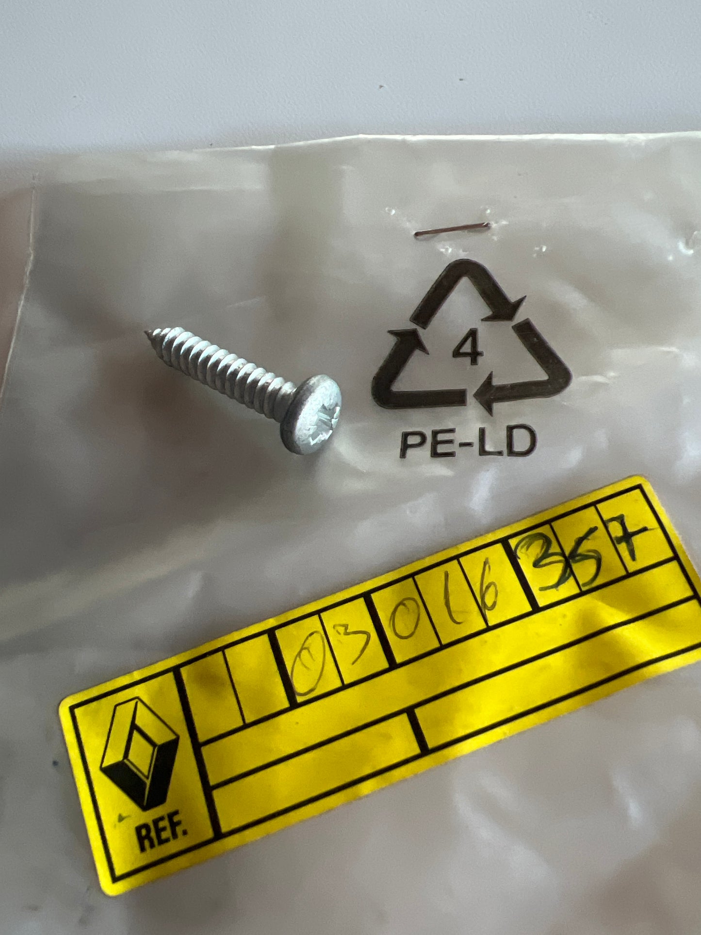 7703016357 - TORNILLO - Renault