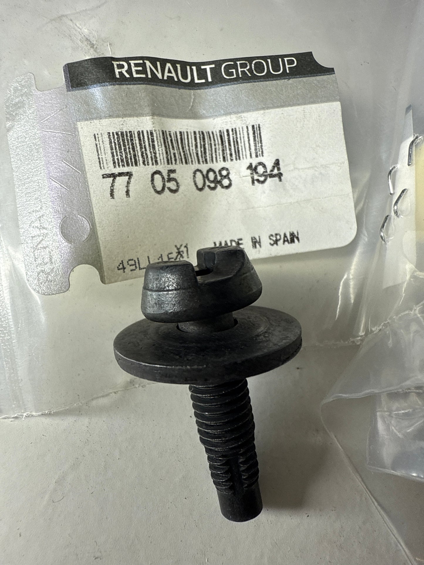 7705098194 - TORNILLO M8X25 - Renault
