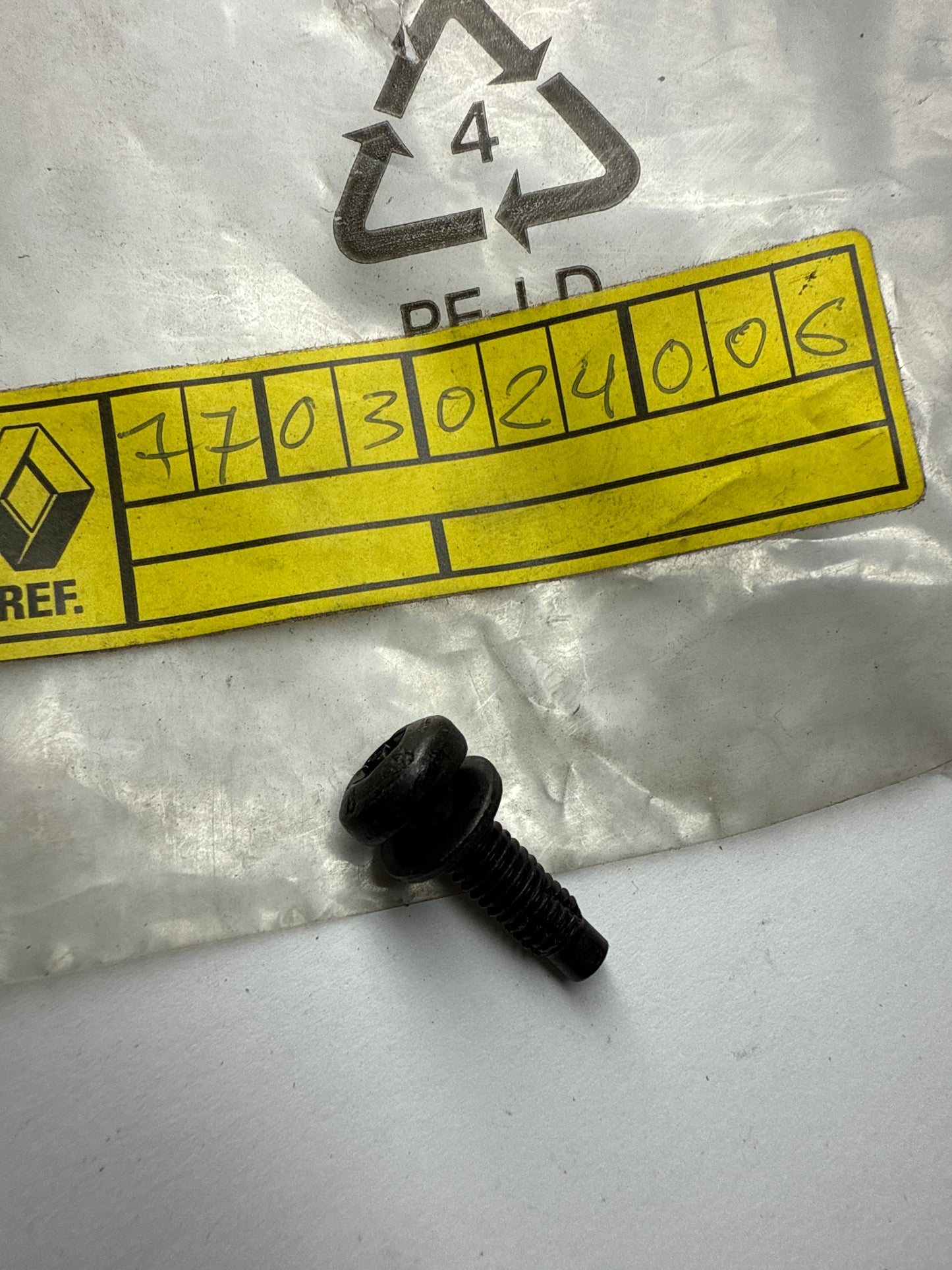7703024006 - TORNILLO M6 - Renault