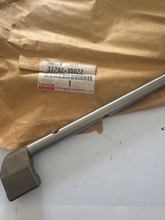33242-35022 GEAR SHIFT FORK & LEVER SHAFT (MTM), toyota