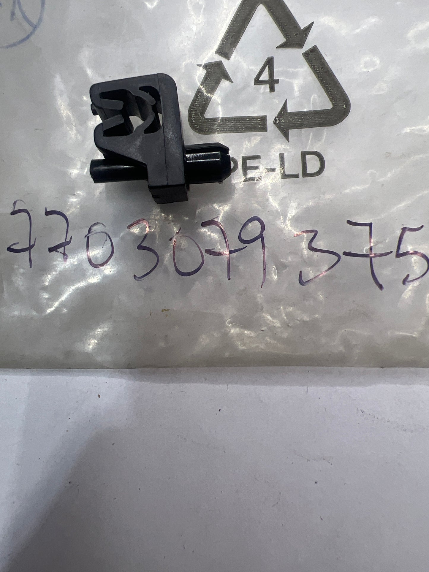 7703079375 GRAPA SOPORTE RENAULT