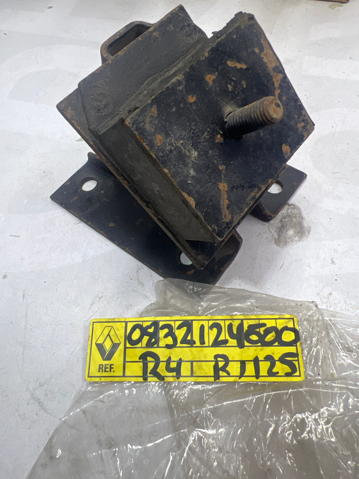 Soporte elástico RENAULT 0832124600