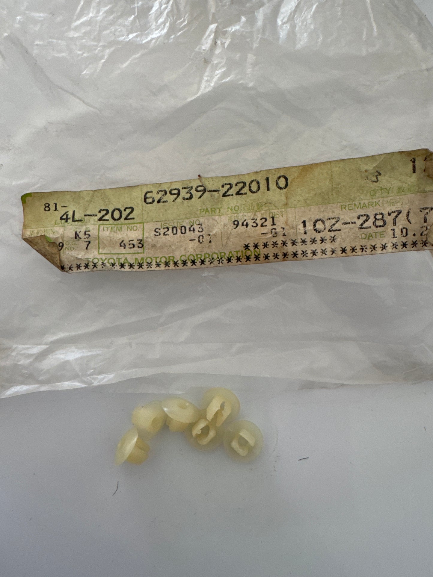 62939-22010 ROOF SIDE VENTILATOR
64-01: INSIDE TRIM BOARD & DOOR OPENING TRIM MOULDING
67-08: BACK DOOR PANEL & GLASS, toyota