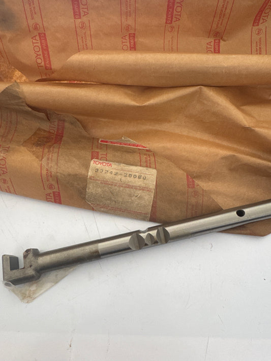 33242-20060 GEAR SHIFT FORK & LEVER SHAFT (MTM), toyota