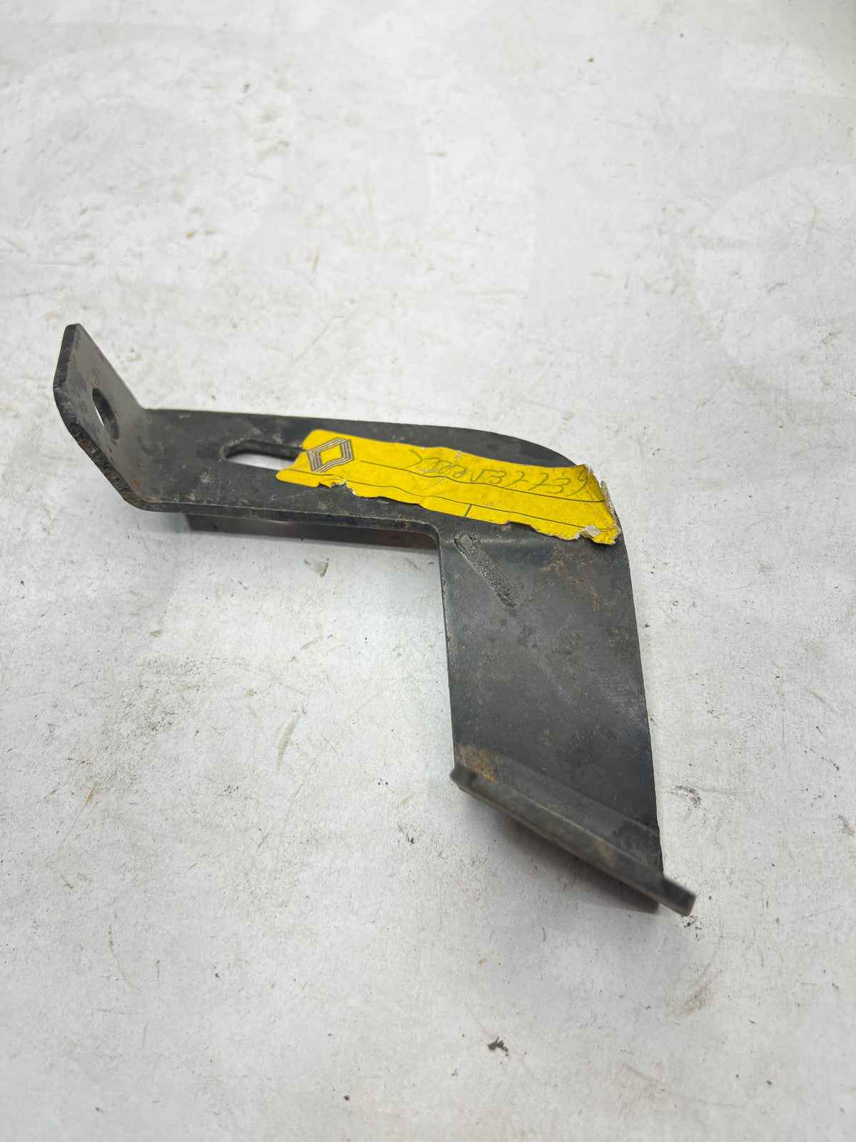 Soporte metálico Renault 7700537739