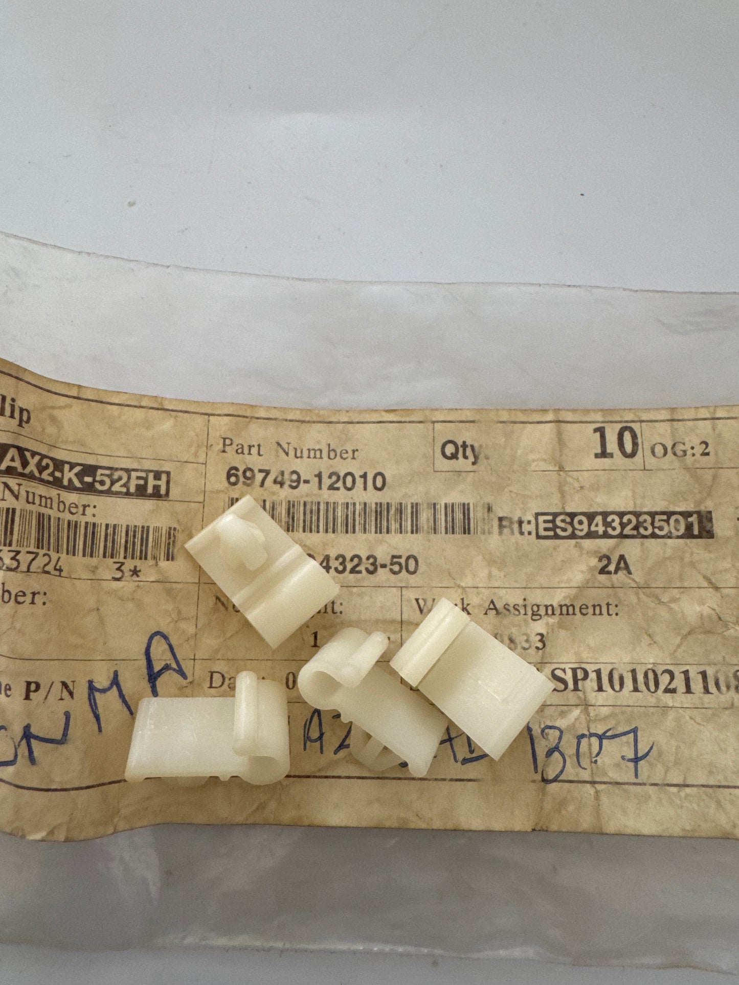 69749-12010 FRONT DOOR LOCK & HANDLE
67-06: REAR DOOR LOCK & HANDLE, toyota