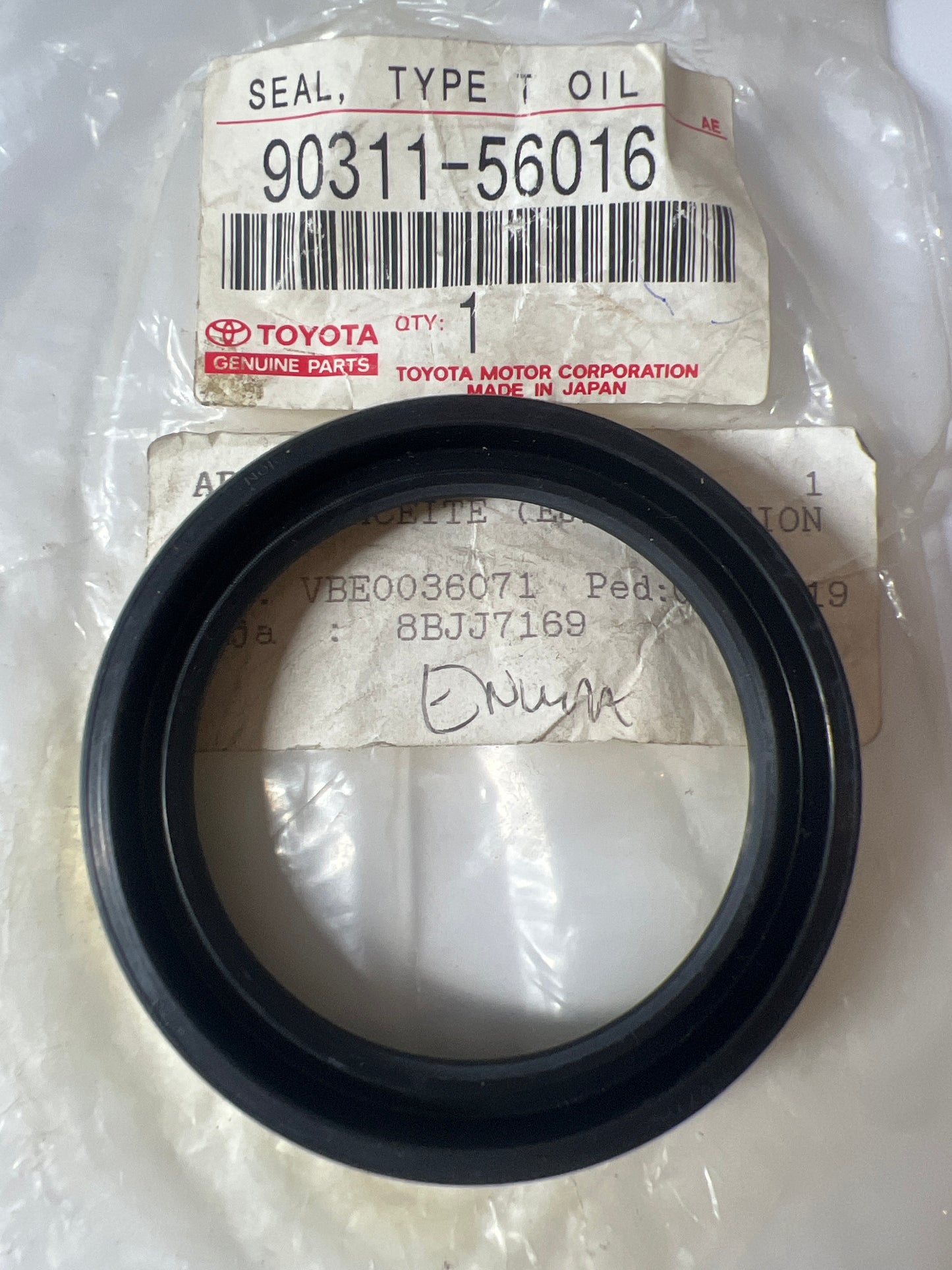 90311-56016 FRONT AXLE HUB, toyota