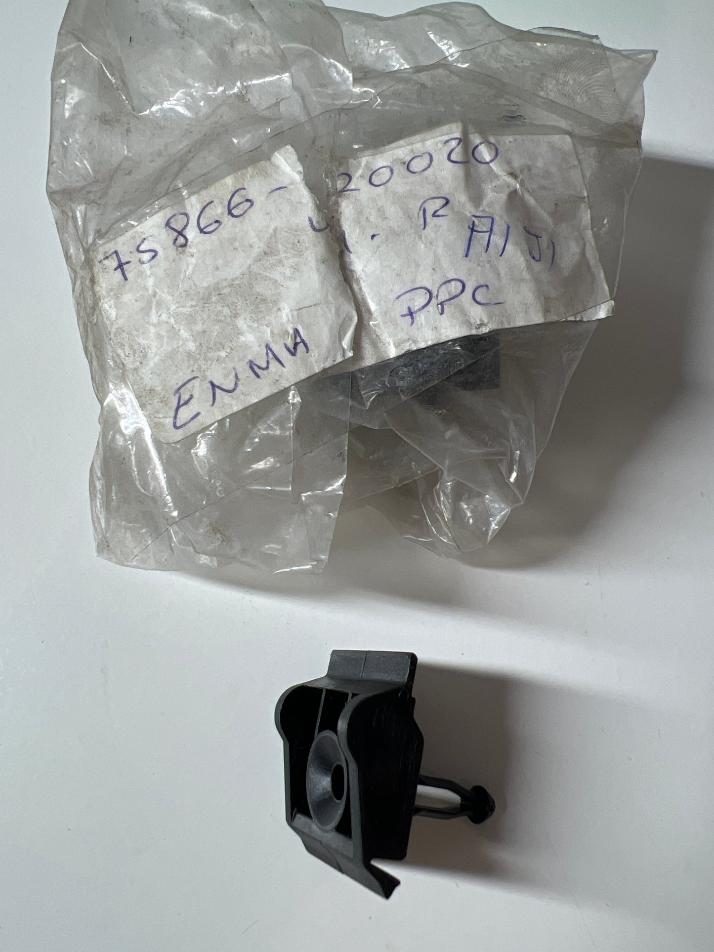 75866-20020, RETENEDOR DEL MARCO DEL PANEL DE BALANCÍN, Toyota - Lexus