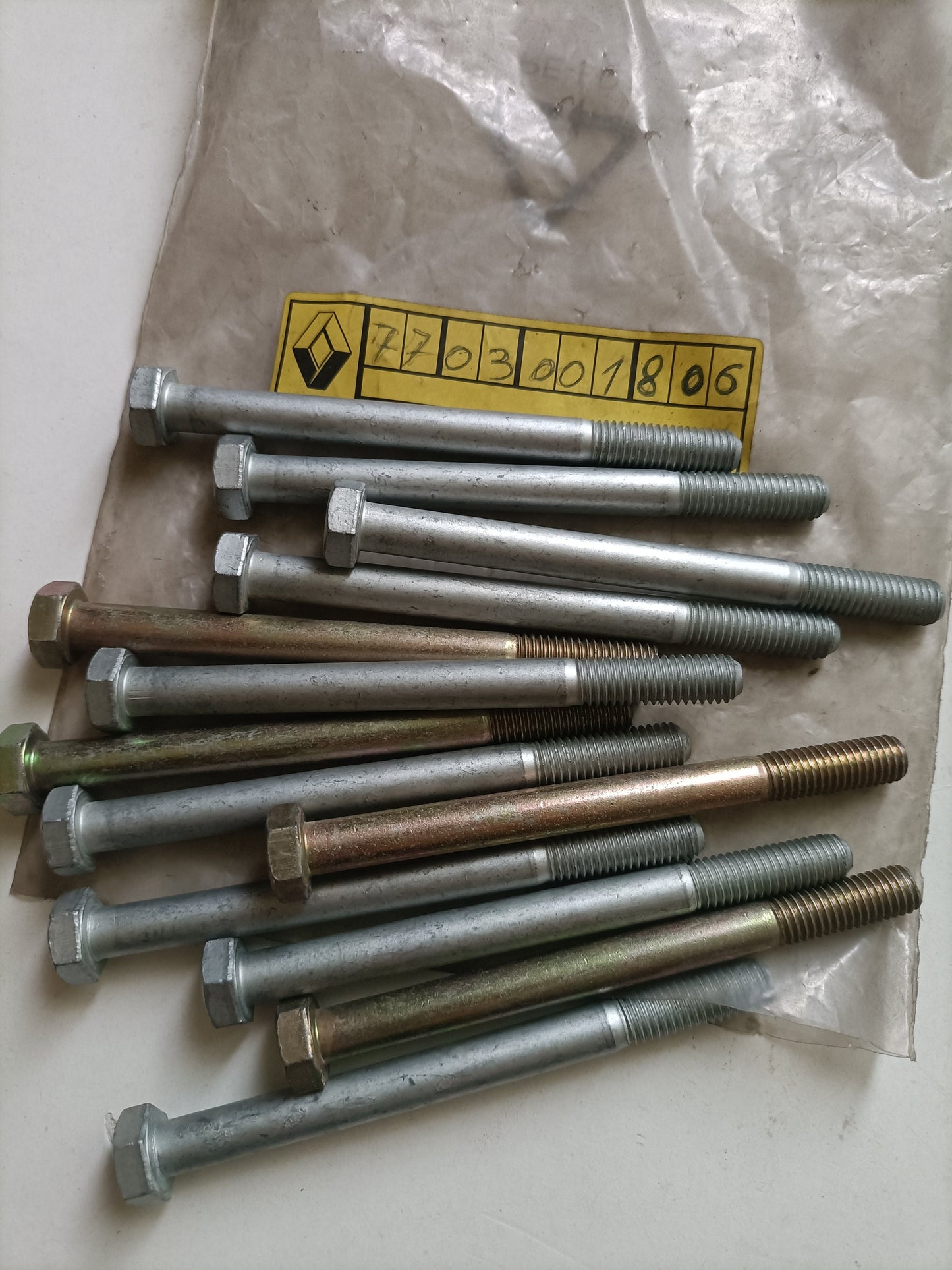 7703001806 Renault Tornillo